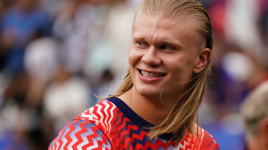 Haaland no aquecimento de Noruega x França — Foto: Reuters/David Butler Ii