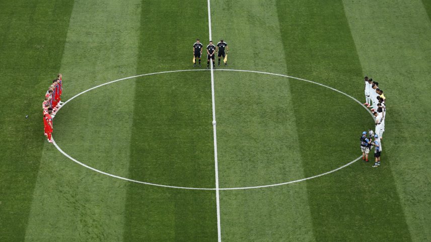 Jogadores de Noruega e França fazem um minuto de silêncio pelas vítimas do terremoto na Venezuela — Foto: Jeenah Moon / Reuters