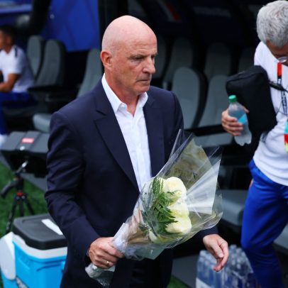 Técnico norueguês entrega flores à assistente de Deschamps pela morte da mãe