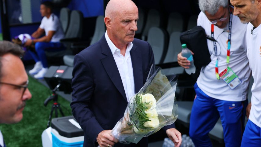 Auxiliar técnico da França, Guy Stephan, recebe flores do treinador da Noruega, Stale Solbakken — Foto: Mike Segar / Reuters