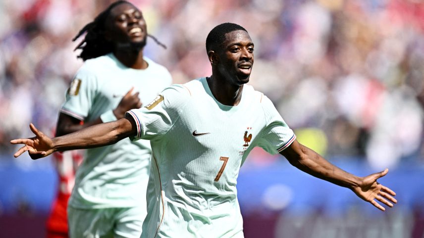 Ousmane Dembélé, da França, comemora o terceiro gol da equipe, completando seu hat-trick — Foto: REUTERS/Dylan Martinez