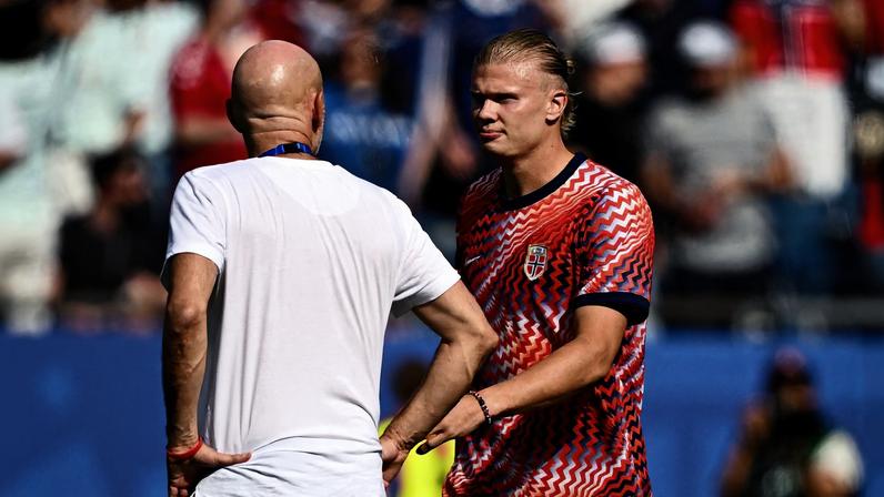 Solbakken e Haaland depois da partida entre Noruega e França — Foto: REUTERS/Dylan Martinez