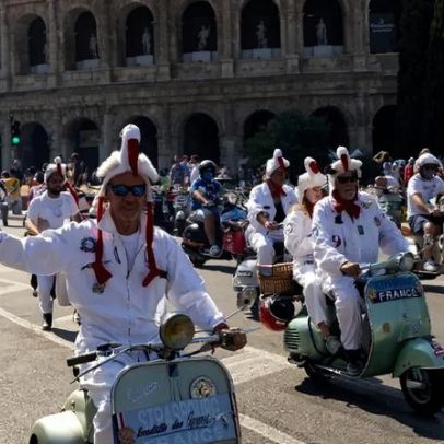 Milhares de vespas invadem Roma para marcar 80 anos da Vespa