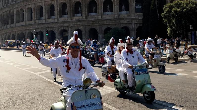 Milhares de vespas invadem Roma para marcar 80 anos da Vespa