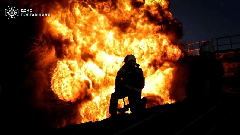 Bombeiros trabalham no local de um ataque russo na Ucrânia, na região de Poltava (27 de junho de 2026) Press service of the State Emergency Service of Ukraine in Poltava region/Handout via REUTERS