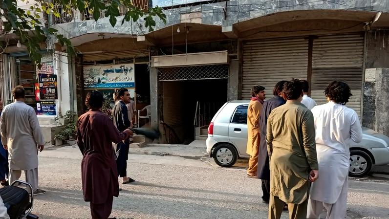 Pessoas permanecem na rua após um terremoto em Peshawar, Paquistão, em 27 de junho de 2026. Foto tirada com um celular. REUTERS/Fayaz Aziz