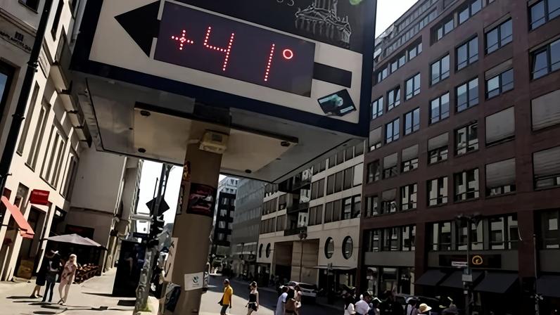Painel em Berlim indica uma temperatura de 41 graus Celsius durante a onda de calor que atinge a Europa neste sábado (27)