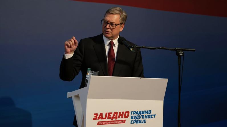 O presidente da Sérvia, Aleksandar Vucic, fala durante um grande comício organizado pelo governista Partido Progressista Sérvio (SNS), em Belgrado, Sérvia, em 27 de junho de 2026. REUTERS/Djordje Kojadinovic