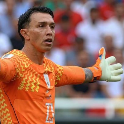 Uruguai cancela voo após queda na Copa; jogadores voltarão de avião comercial