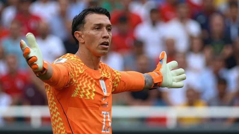 Muslera foi apontado como um dos principais responsaveis pela eliminação — Foto: REUTERS/Eloisa Sanchez