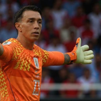 Muslera acumula falhas em Copas do Mundo no Uruguai; veja lances