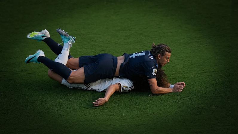 Cucurella e Canobbio em Uruguai x Espanha — Foto: Reuters