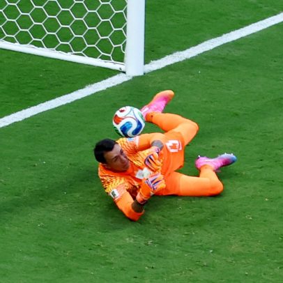 Muslera falha em gol da Espanha e é substituído no intervalo