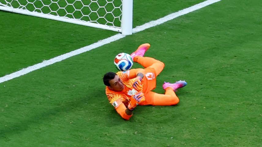 Muslera falha em gol da Espanha contra o Uruguai — Foto: REUTERS/Raquel Cunha
