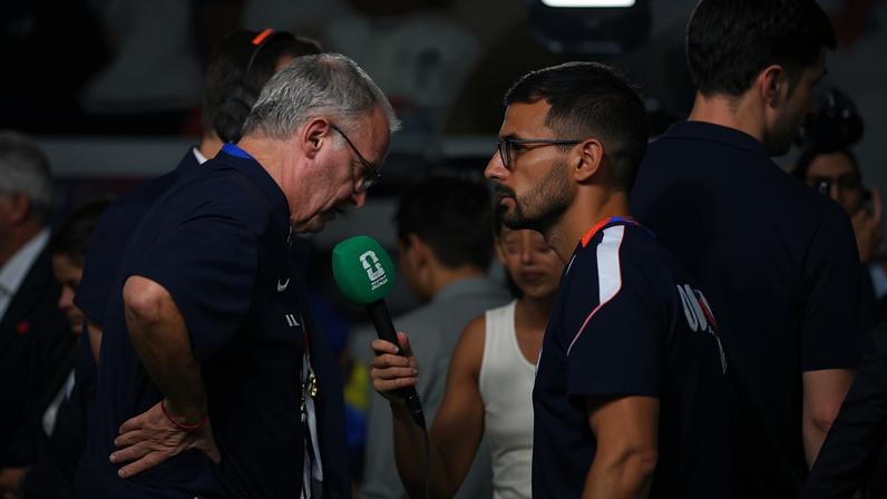Marcelo Bielsa, técnico da seleção do Uruguai fala com a imprensa após eliminação da Copa do Mundo — Foto: REUTERS/Eloisa Sanchez