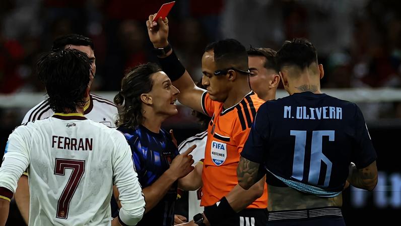 Muslera aceita o chute de Baena: Espanha venceu por 1 a 0 — Foto: REUTERS/Raquel Cunha
