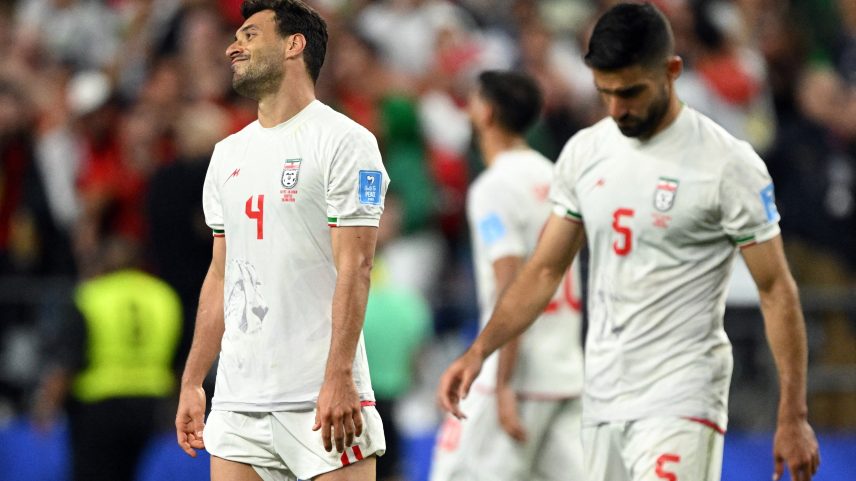 Shoja Khalilzadeh lamenta gol do Irã anulado pelo VAR — Foto: REUTERS