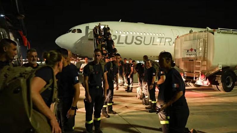 Oficiais franceses do 7º Regimento de Instrução e Intervenção da Segurança Civil (7e RIISC - The 7th Civil Security Training and Response Regiment) embarcam em seu avião antes de partirem para a Venezuela para prestar auxílio após dois terremotos atingirem o país, no Aeroporto de Marselha-Provence, em Marignane, sul da França, em 26 de junho de 2026.