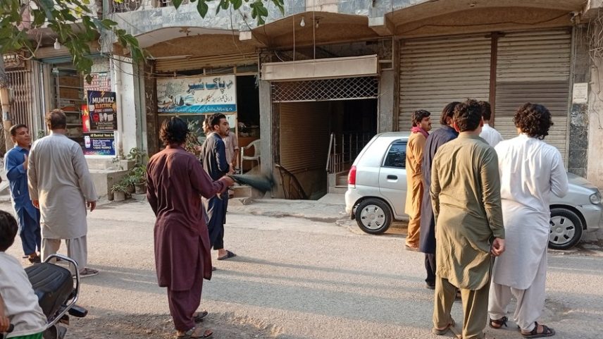 Pessoas estão na rua após um terremoto em Peshawar, Paquistão, em 27 de junho de 2026 — Foto: Foto tirada com um celular. REUTERS/Fayaz Aziz