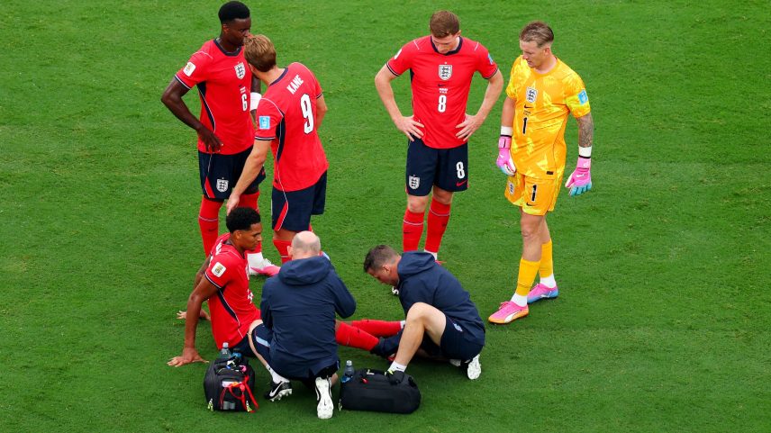 Jarell Quansah precisa ser substituído em jogo da Inglaterra. — Foto: REUTERS/Mike Segar