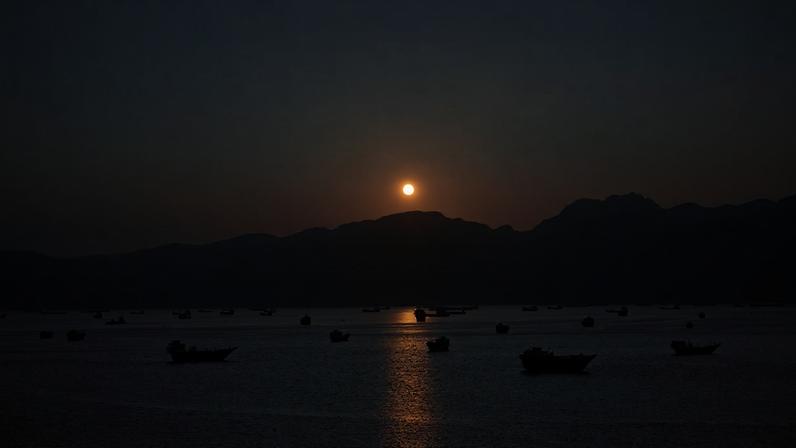 FOTO DE ARQUIVO: Navios e barcos no Estreito de Ormuz, Musandam, Omã, 1º de maio de 2026. REUTERS/Stringer/Foto de arquivo