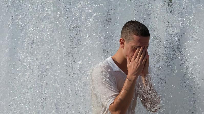 Uma pessoa se refresca na fonte em frente à Catedral de Berlim durante a onda de calor que assola Berlim, na Alemanha, em 28 de junho de 2026. REUTERS/Maryam Majd