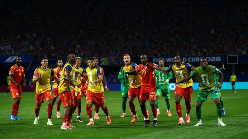 Jogadores congoleses comemoram classificação ao mata-mata — Foto: Reuters