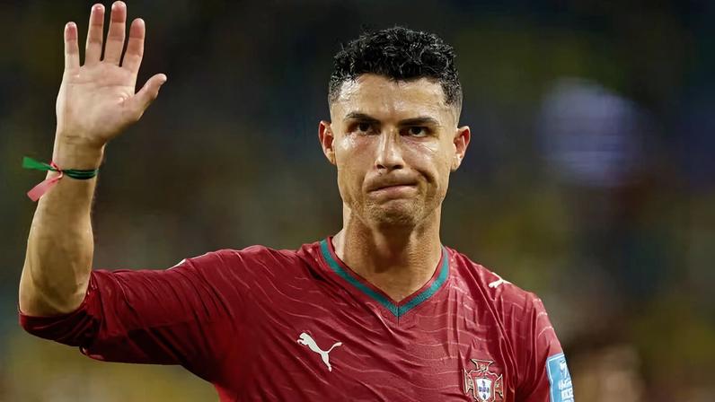 Cristiano Ronaldo, de Portugal, acena para os fãs após a partida, que garantiu a classificação da seleção portuguesa