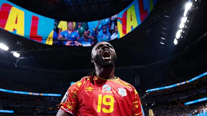 Fiston Mayele, da República Democrática do Congo, comemora o gol da equipe