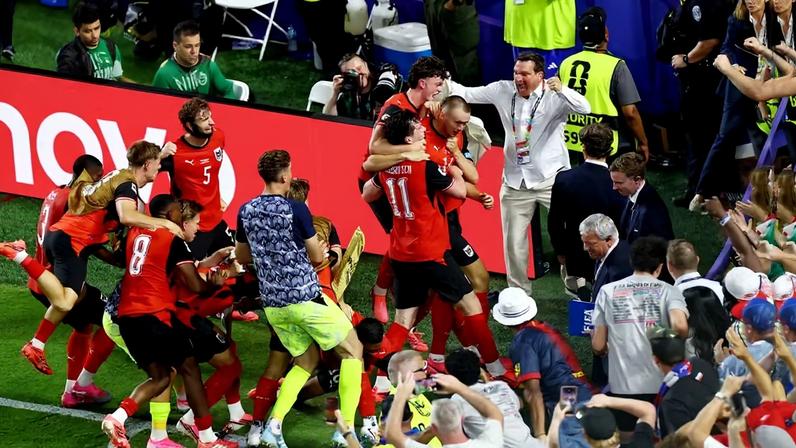 Kalajdzic marca o gol da classificação da Áustria — Foto: REUTERS/Pedro Nunes