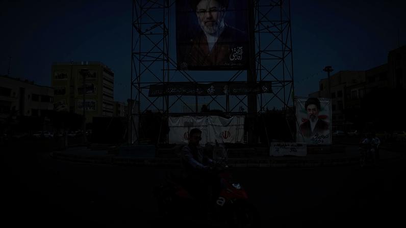 Pessoas passam de bicicleta por uma faixa com a foto do Líder Supremo do Irã , Mujahidin Khamenei, em Teerã, Irã , 28 de junho de 2026
