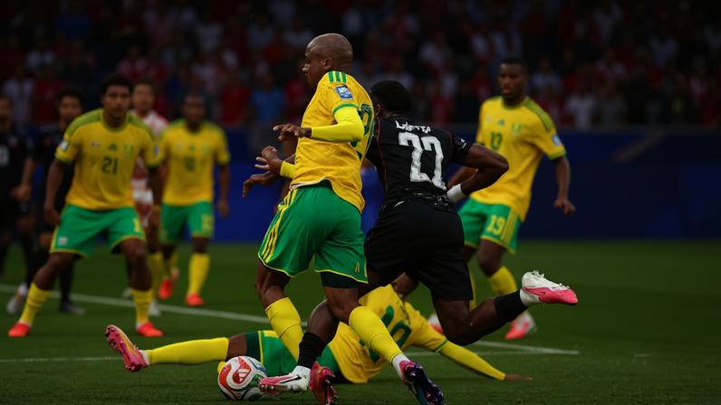 Possível pênalti do jogador da África do Sul contra canadense — Foto: Reuters/Jessie Alcheh