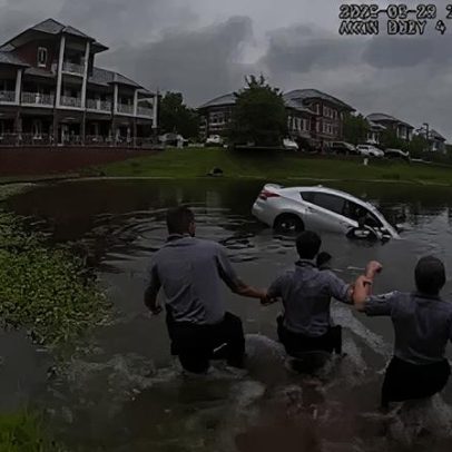 Socorristas salvam homem preso dentro de carro em lago nos EUA