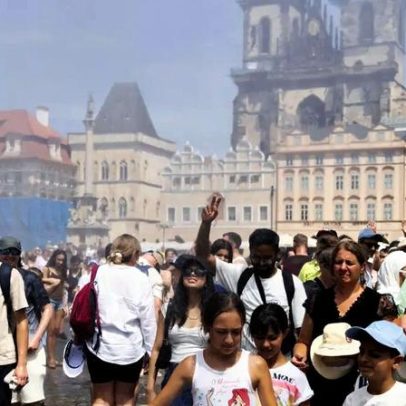 Sudeste da Europa sofre com onda de calor e surgem incêndios florestais