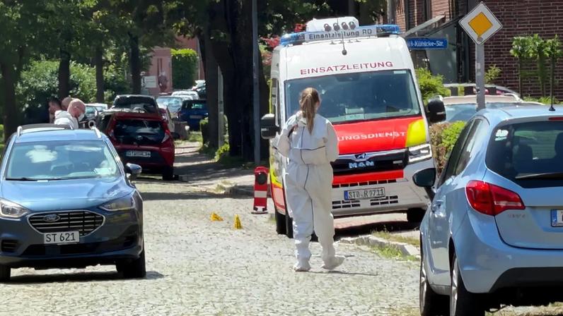 Um integrante dos serviços de emergência trabalha no local do que a polícia afirmou ter sido um tiroteio com vítimas fatais na cidade de Stade, na Alemanha, em 29 de junho de 2026. (Reuters)