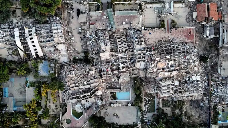 Uma vista aérea feita por drone mostra edifícios destruídos por terremotos em La Guaira, Venezuela, em 26 de junho de 2026 — Foto: Reuters