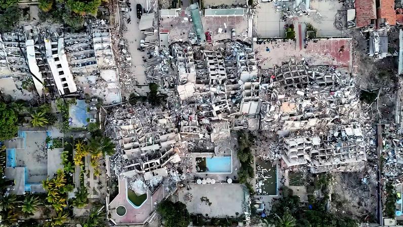 Uma imagem aérea mostra edifícios destruídos por terremotos em La Guaira , Venezuela — Foto: REUTERS