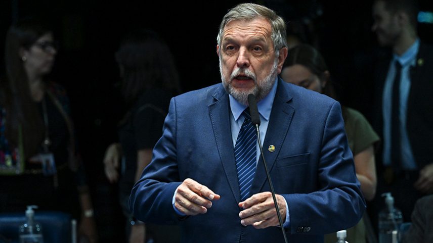Senador Flávio Arns (PSB-PR) em pronunciamento à bancada.