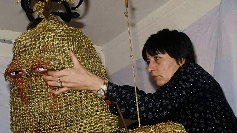 Artista feminista Raymonde Arcier, que trabalhava com tecido, morre aos 86