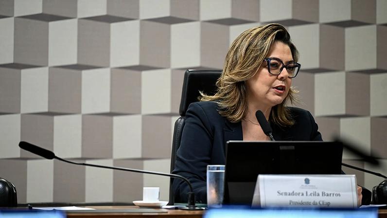 À mesa, presidente da CEsp, senadora Leila Barros (PDT-DF), conduz audiência.