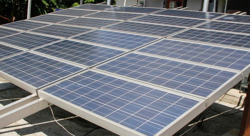 Dispositivo simula condições como luz solar intensa, calor, umidade e exposição ao ar, permitindo monitorar os painéis solares e identificar quando há perda de eficiência