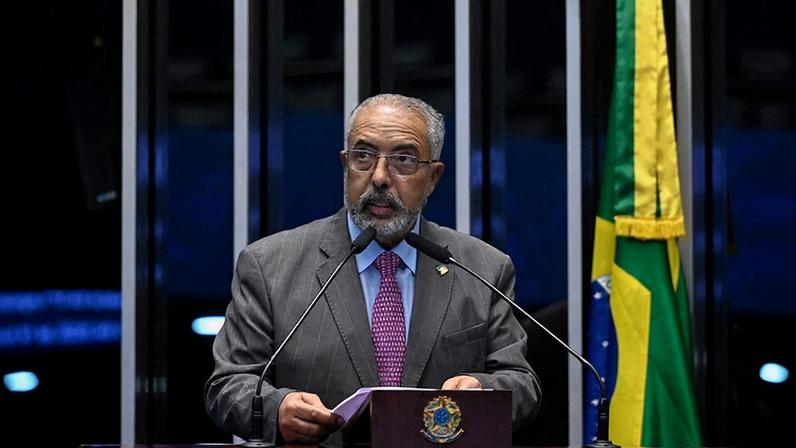 Senador Paulo Paim (PT-RS) em discurso à tribuna.