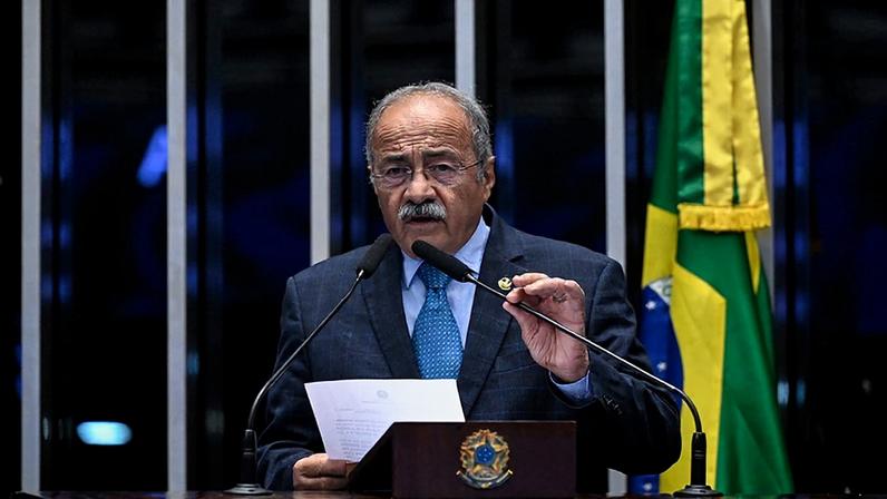 À tribuna, em discurso, senador Chico Rodrigues (PSB-RR).