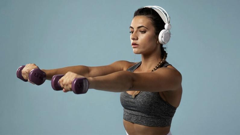 Presentes em movimentos simples do dia a dia, como controlar a descida de um peso, as contrações excêntricas contribuem para o ganho de força muscular com menor desgaste físico – Foto: Magnific