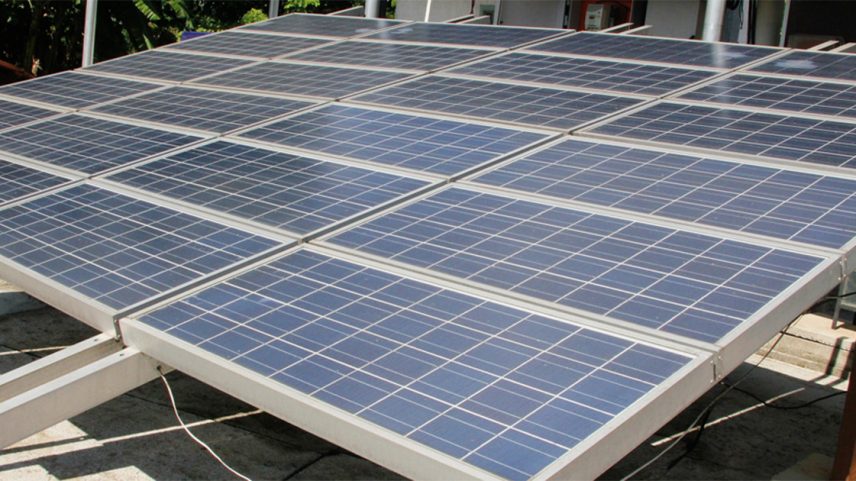 Painel solar com estrutura metálica contendo placas de cor azul metálica que fazem a captação da luz do Sol, disposto de forma inclinada