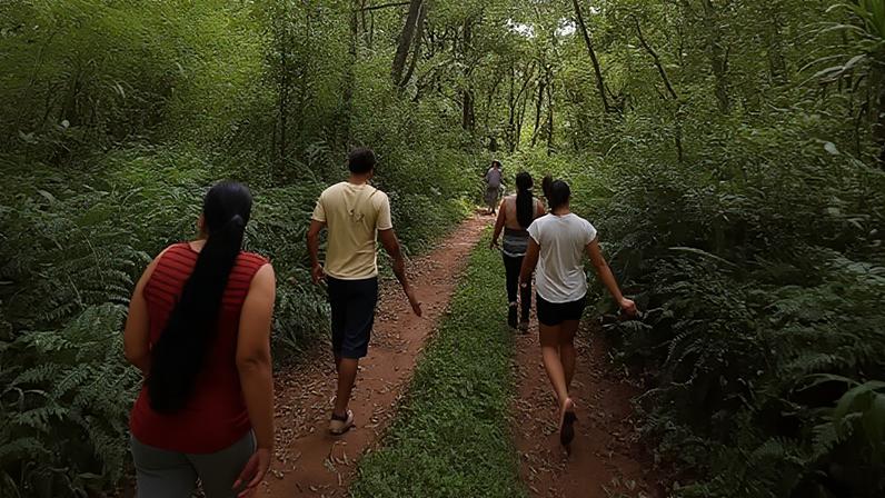 Pessoas andando em trilha na comunidade indígena