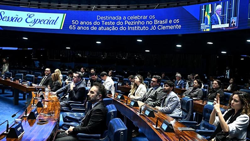 À bancada, convidados acompanham sessão.
