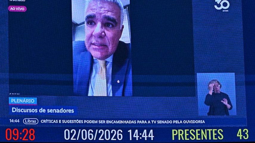 Painel exibe, senador Eduardo Girão (Novo-CE) via videoconferência.