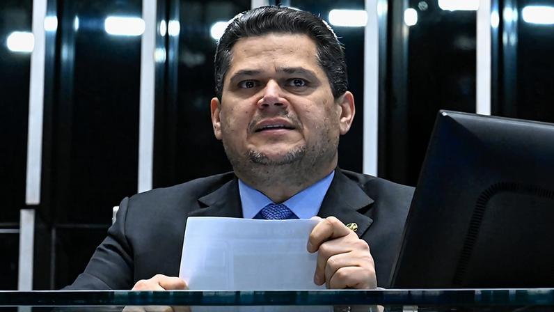 À mesa, presidente do Senado Federal, senador Davi Alcolumbre (União-AP), conduz sessão.