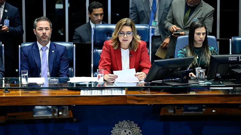 Mesa: requerente desta sessão, deputado Saulo Pedroso (PSD-SP); presidente e requerente desta sessão, senadora Leila Barros (PDT-DF); diretora da Secretaria Legislativa do Congresso Nacional, Roberta Lys de Moura Rochael.